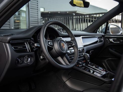 Certified 2026 Porsche Macan AWD/4WD image 4
