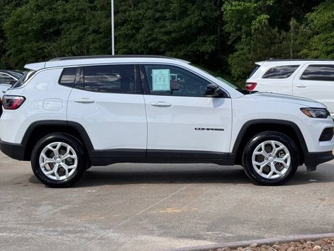 Used 2024 Jeep Compass Latitude AWD/4WD image 9