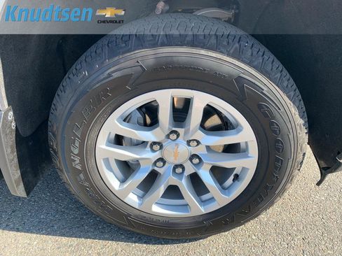 Used 2022 Chevrolet Silverado 1500 LT w/ Convenience Package II AWD/4WD image 9