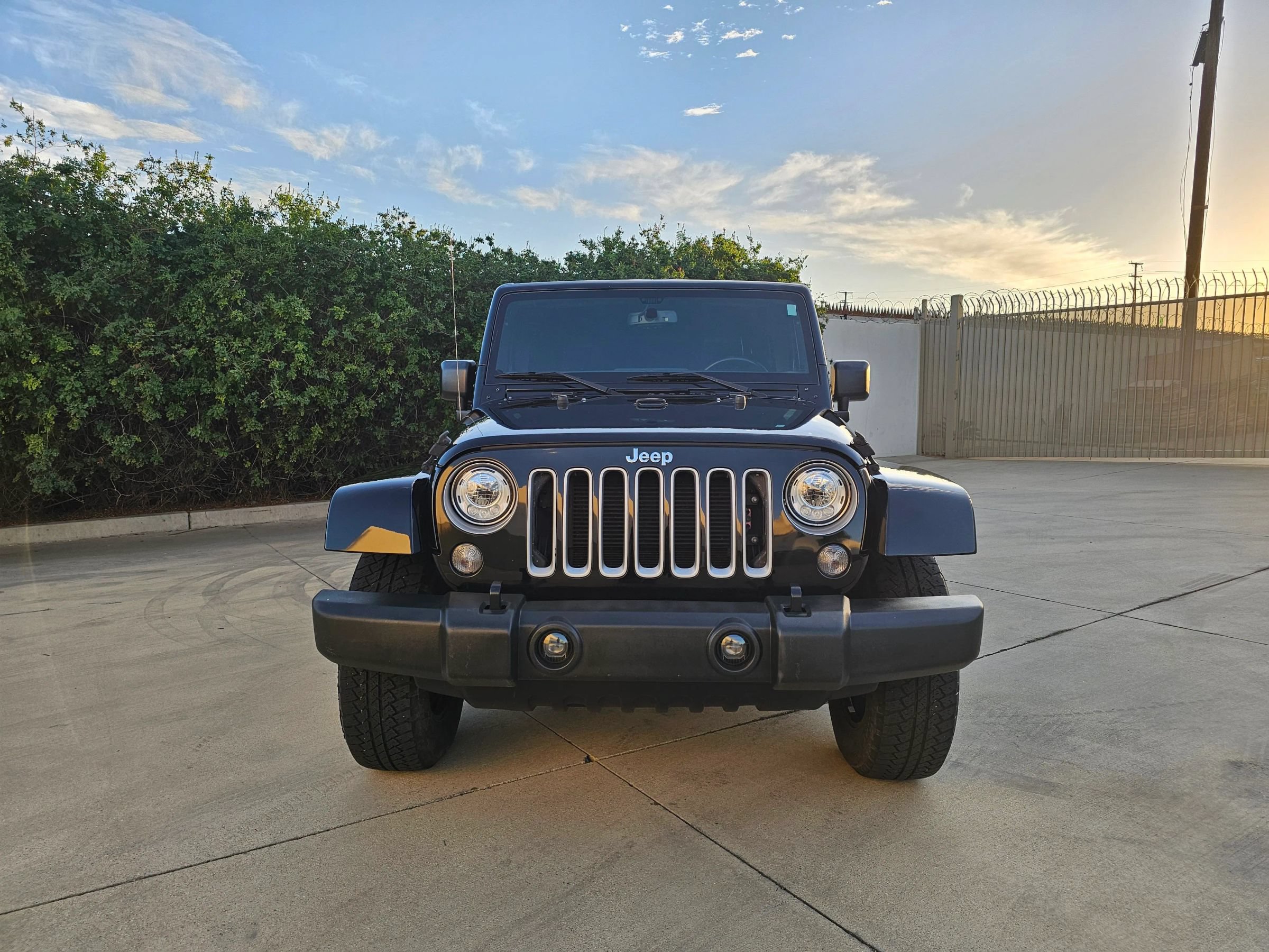 Used 2018 Jeep Wrangler Unlimited Sahara w/ Connectivity Group AWD/4WD image 2