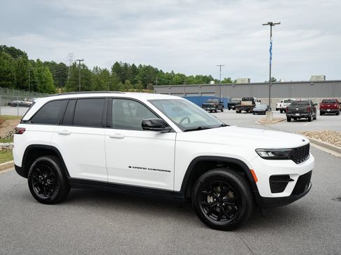 Used 2025 Jeep Grand Cherokee Altitude AWD/4WD image 12