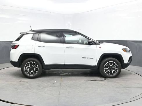 Used 2025 Jeep Compass Trailhawk AWD/4WD image 8