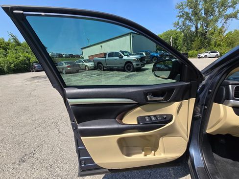 Used 2019 Toyota Highlander XLE FWD image 21