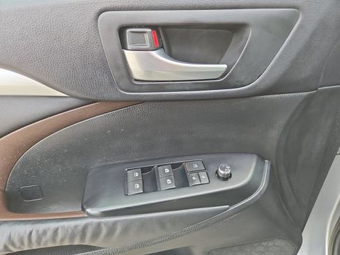 Used 2015 Toyota Highlander XLE AWD/4WD image 18