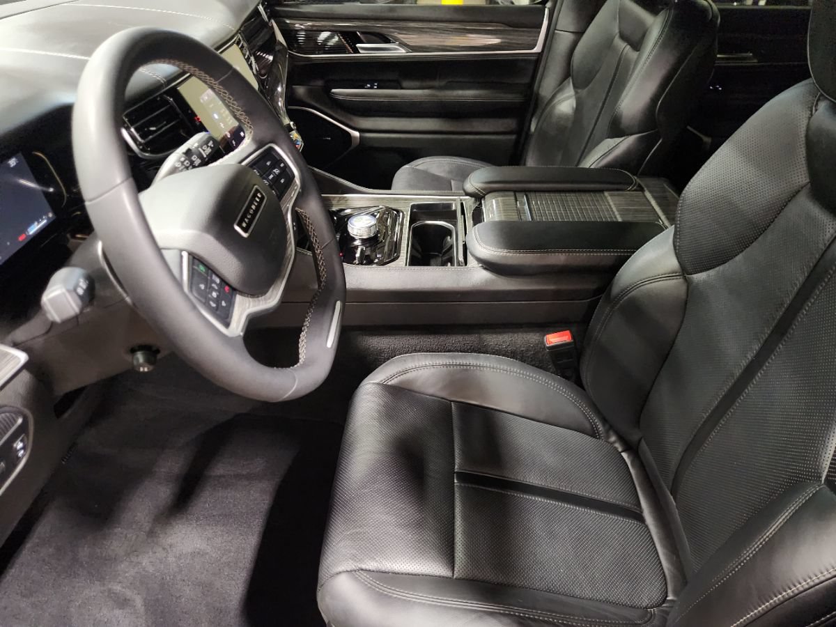 Used 2022 Jeep Wagoneer Series III w/ Flexible Seating Group AWD/4WD image 25