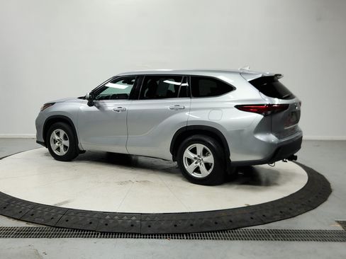 Used 2021 Toyota Highlander LE AWD/4WD image 6