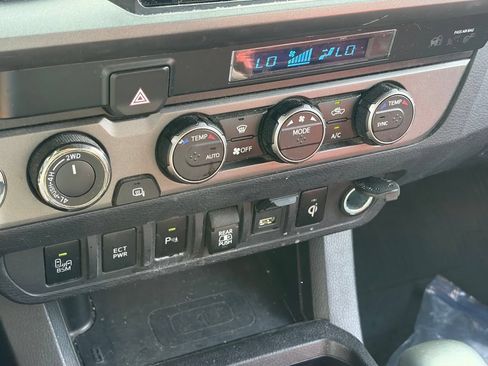 Used 2021 Toyota Tacoma TRD Off-Road w/ Technology Package AWD/4WD image 7