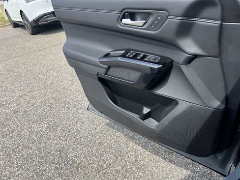 New 2026 Nissan Pathfinder Platinum FWD image 15
