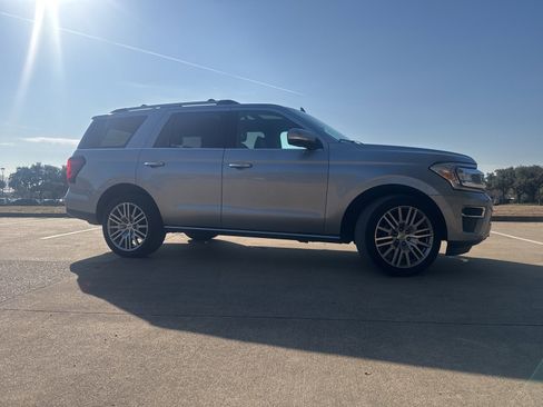 Used 2024 Ford Expedition Limited image 2