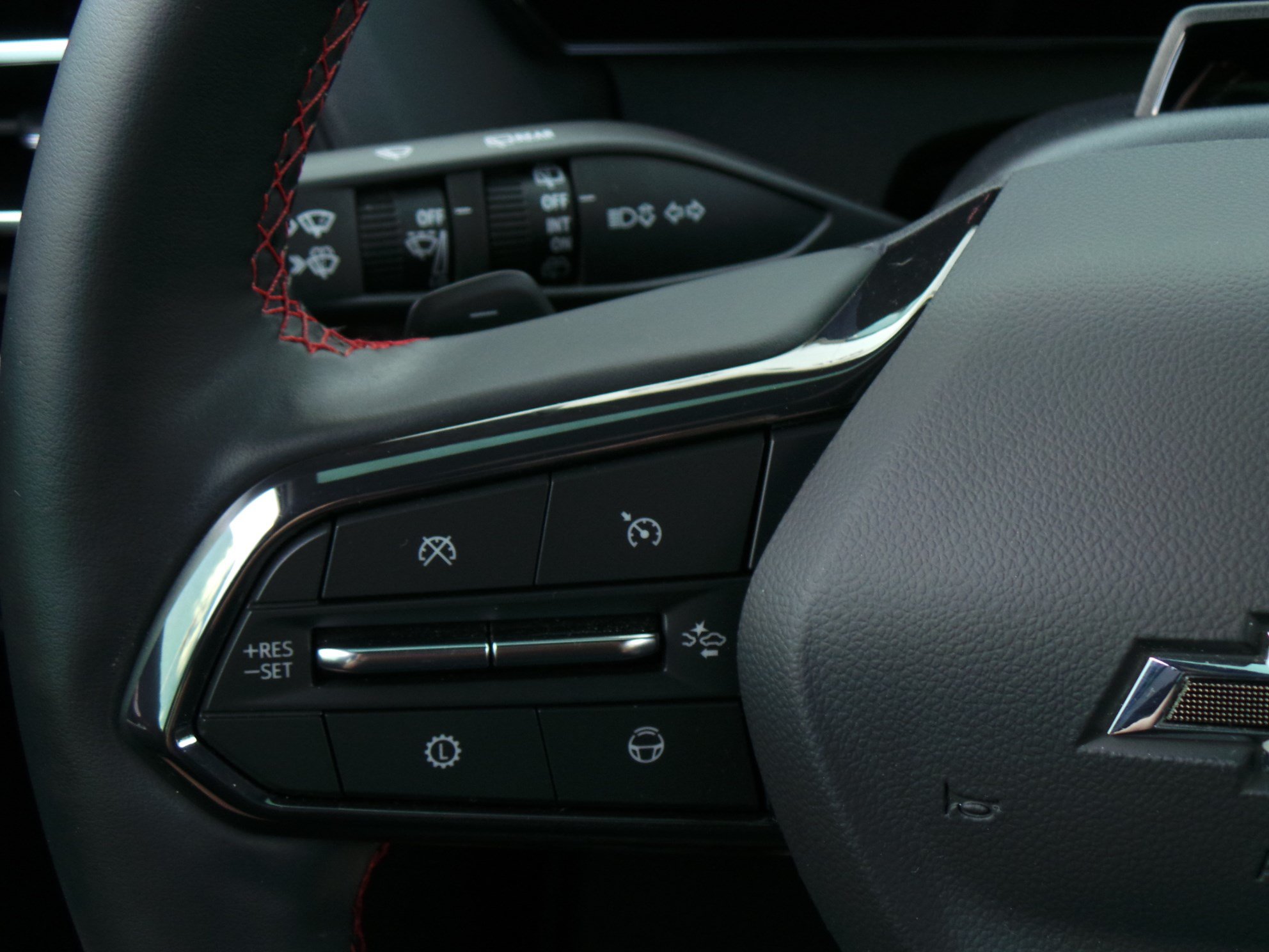 Used 2025 Chevrolet Traverse RS FWD image 33