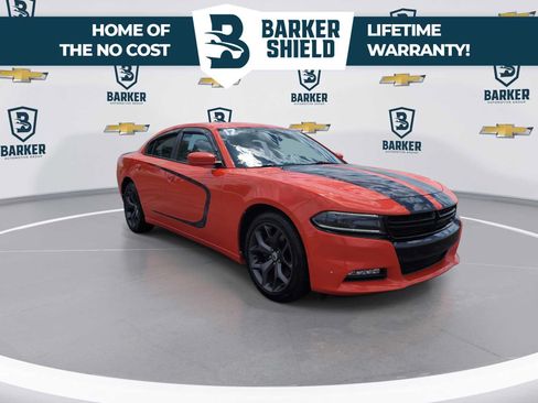 Used 2017 Dodge Charger SXT w/ Plus Group RWD image 2