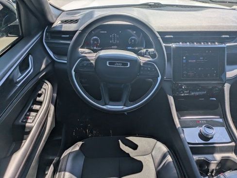 Used 2023 Jeep Grand Cherokee L Laredo image 14