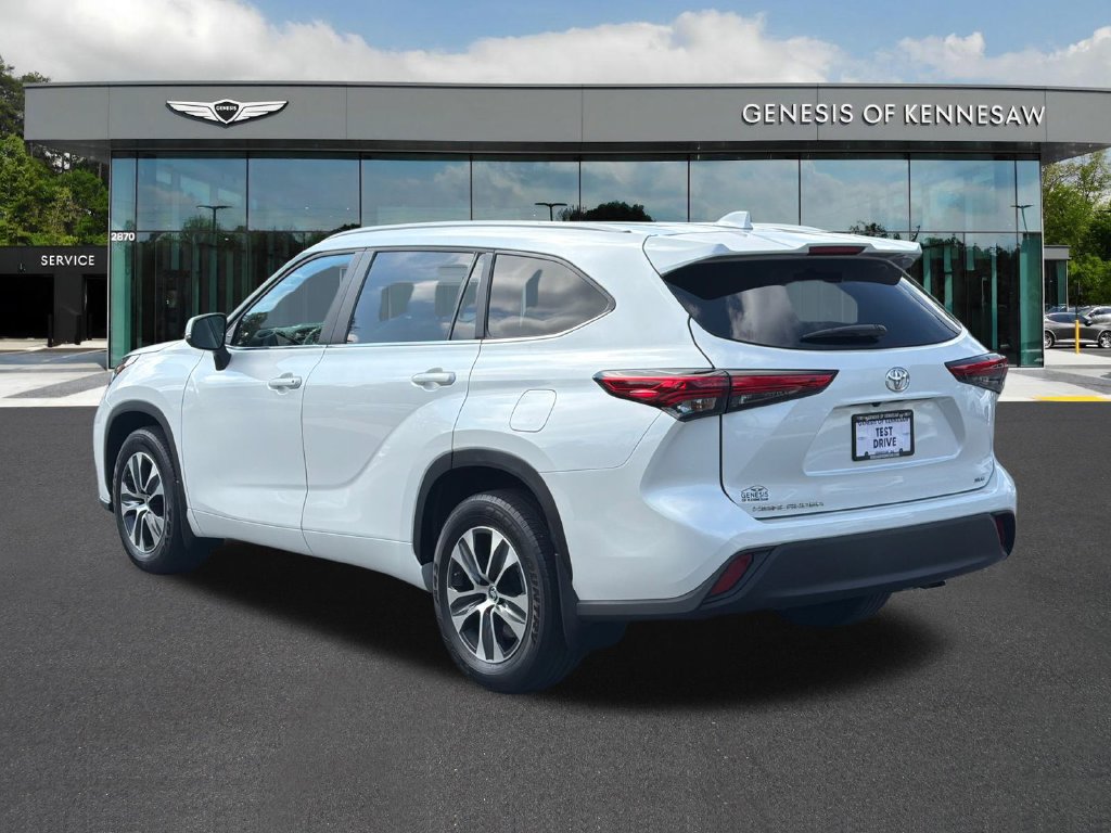 Used 2023 Toyota Highlander XLE FWD image 6