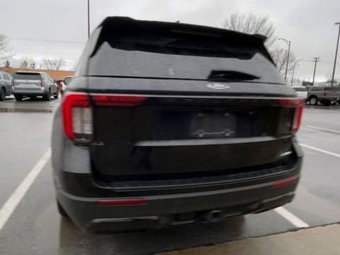 Used 2025 Ford Explorer ST-Line w/ ST-Line Street Pack image 3