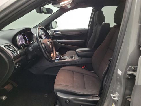 Used 2019 Jeep Grand Cherokee Laredo AWD/4WD image 17