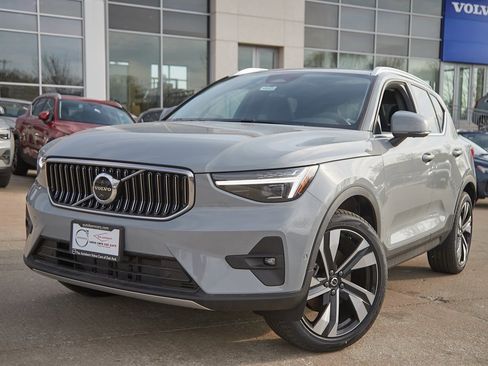 New 2025 Volvo XC40 B5 Plus w/ Climate Package image 2