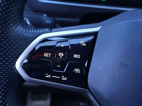 Used 2023 Volkswagen Tiguan SE R-Line image 20