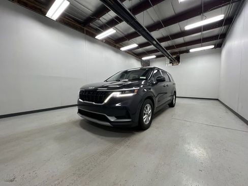 Used 2022 Kia Carnival LX image 4