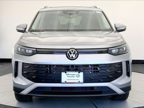 Used 2025 Volkswagen Tiguan SE w/ Panoramic Sunroof Package AWD/4WD image 3