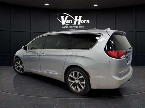 Used 2019 Chrysler Pacifica Limited image 3