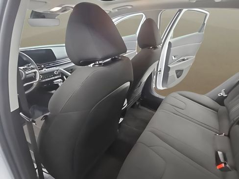 Used 2025 Hyundai Elantra SEL FWD image 14