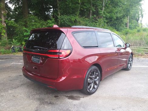 Used 2022 Chrysler Pacifica Touring-L w/ S Appearance Package FWD image 7