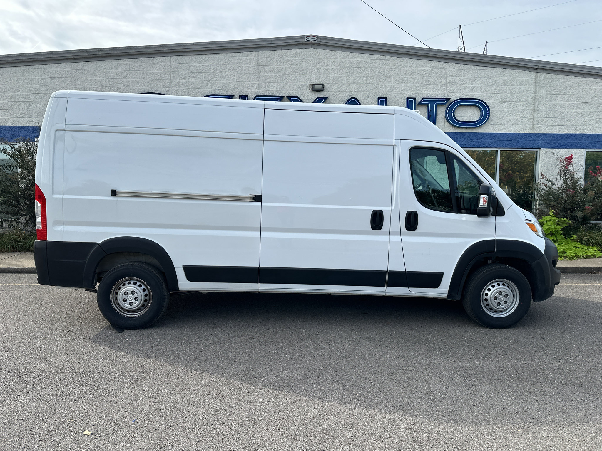 Used 2025 RAM ProMaster 2500 w/ Convenience Group FWD image 3