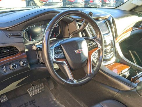 Used 2017 Cadillac Escalade ESV Luxury AWD/4WD image 15