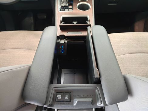 Used 2021 Toyota Sienna LE image 29