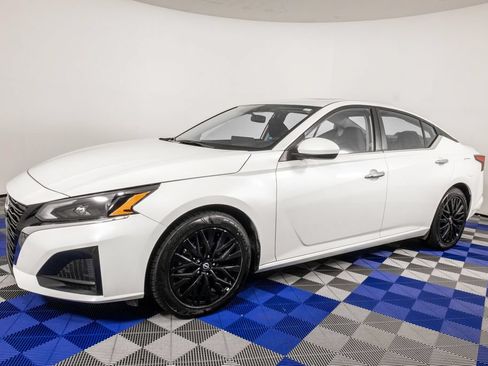 Used 2025 Nissan Altima 2.5 SV w/ SV Special Edition Package FWD image 2