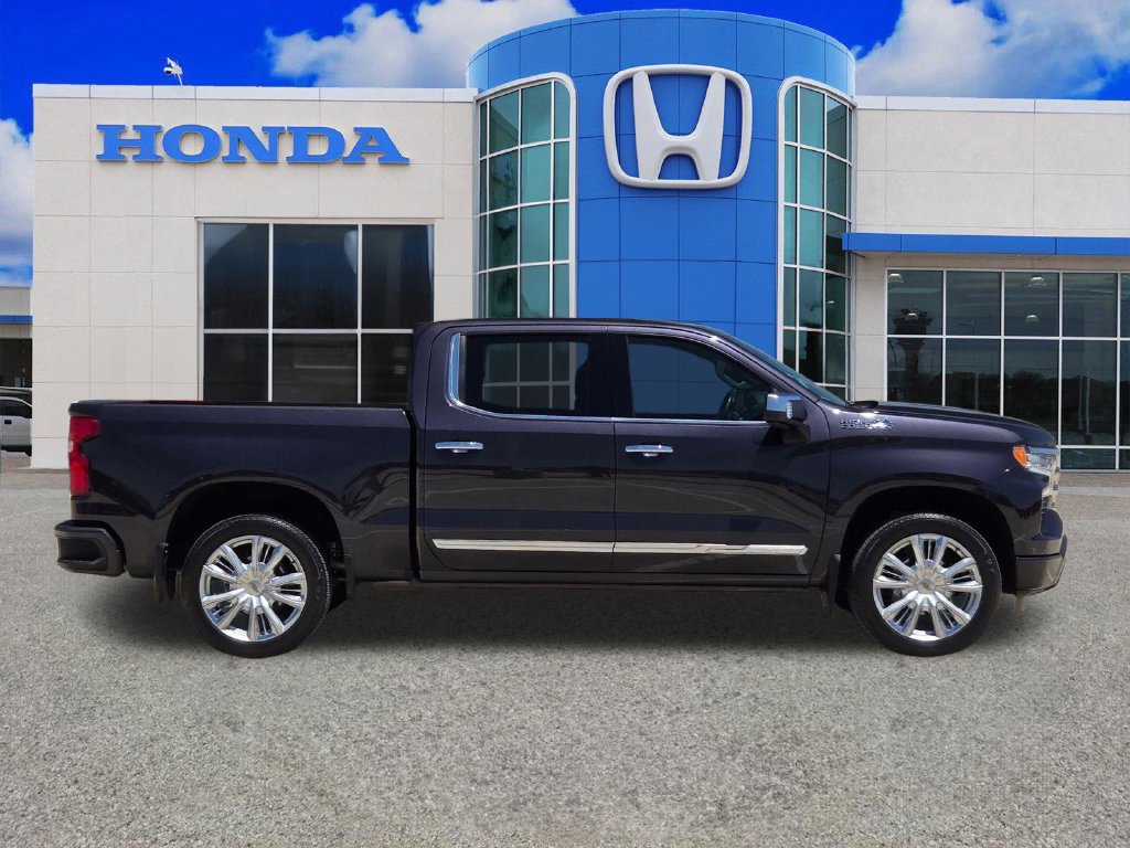 Used 2024 Chevrolet Silverado 1500 High Country w/ High Country Premium Package AWD/4WD image 2