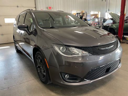 Used 2018 Chrysler Pacifica Touring-L Plus w/ Advanced Safetytec Group FWD image 4