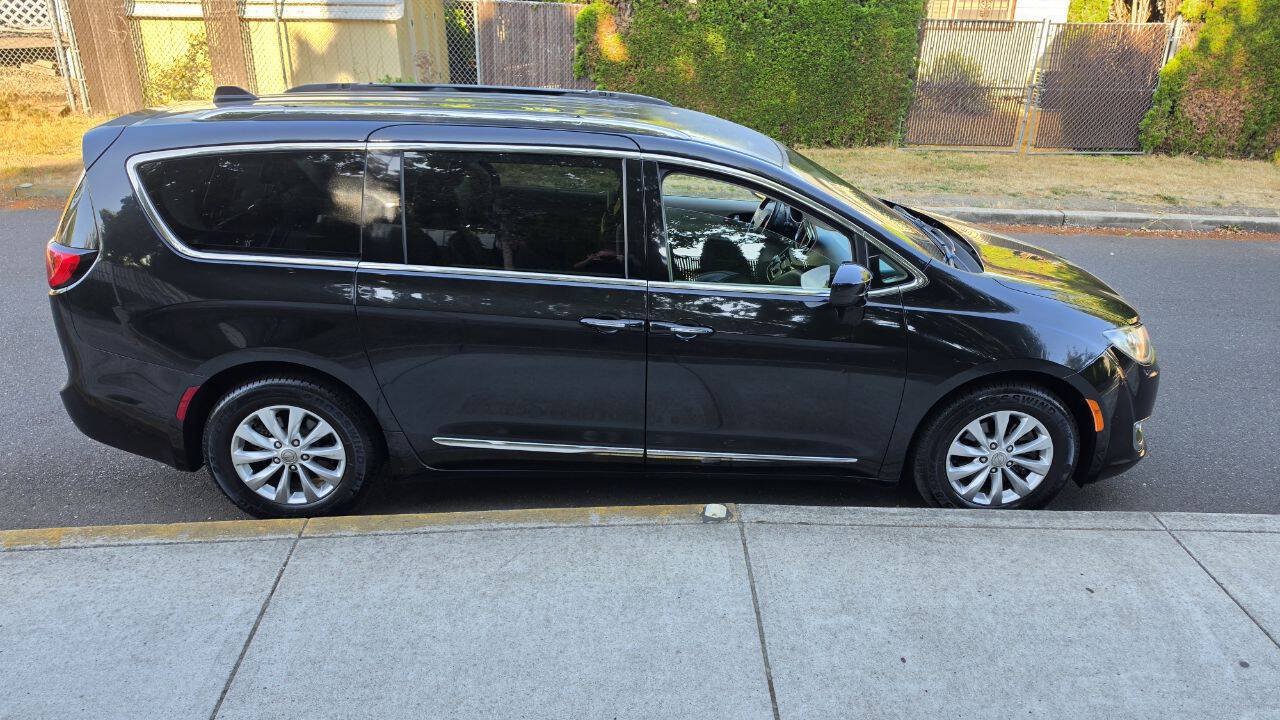 Used 2018 Chrysler Pacifica Touring-L FWD image 4