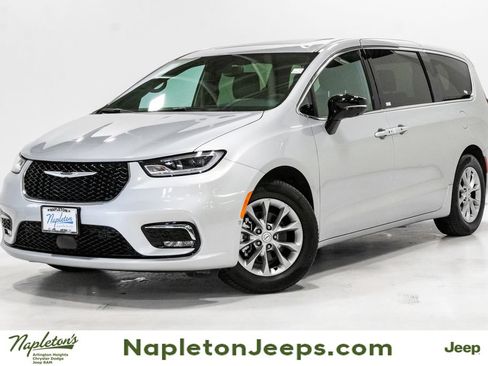 New 2026 Chrysler Pacifica Limited w/ Uconnect Theater Family Group FWD image 1