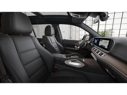Used 2025 Mercedes-Benz GLS 450 4MATIC image 4