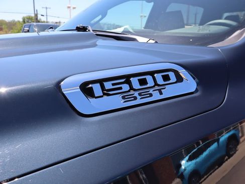 Used 2025 RAM 1500 Laramie AWD/4WD image 7