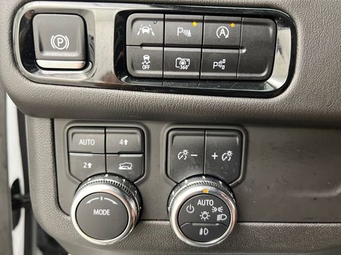 Used 2025 GMC Yukon XL Denali AWD/4WD image 46
