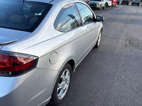 Used 2010 Ford Focus SE image 3