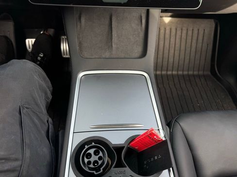 Used 2024 Tesla Model Y Performance image 9