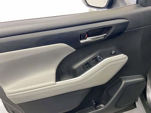 Used 2022 Toyota Highlander XLE image 18