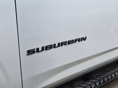 Certified 2022 Chevrolet Suburban Z71 w/ Z71 Off-Road Package AWD/4WD image 5