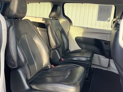 Used 2019 Chrysler Pacifica Touring-L FWD image 36