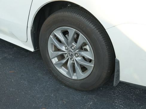 Used 2025 Toyota Sienna XLE w/ XLE Plus Package FWD image 10