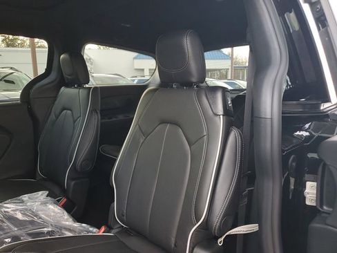 New 2026 Chrysler Pacifica Limited image 14