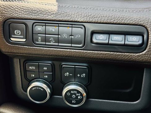 Used 2021 GMC Yukon XL Denali w/ Advanced Technology Package AWD/4WD image 18