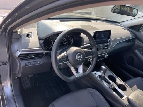 Used 2025 Nissan Altima 2.5 SV FWD image 7