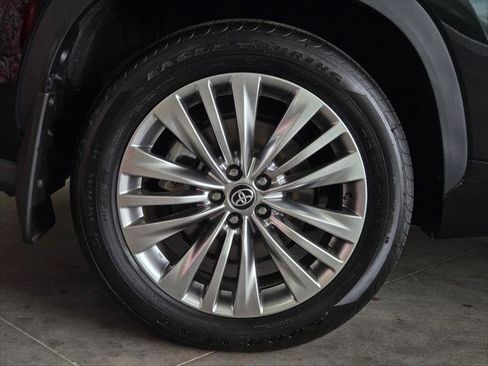 Certified 2026 Toyota Highlander Platinum AWD/4WD image 4