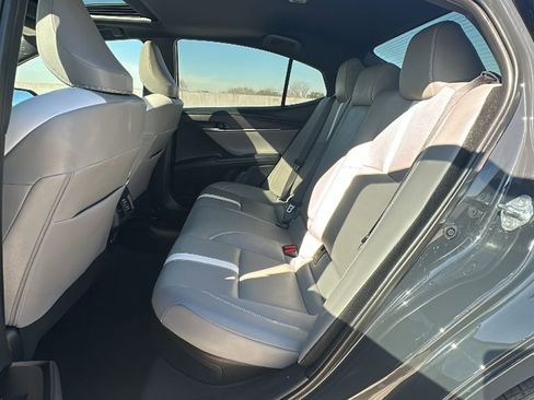 Used 2025 Toyota Camry Hybrid image 32