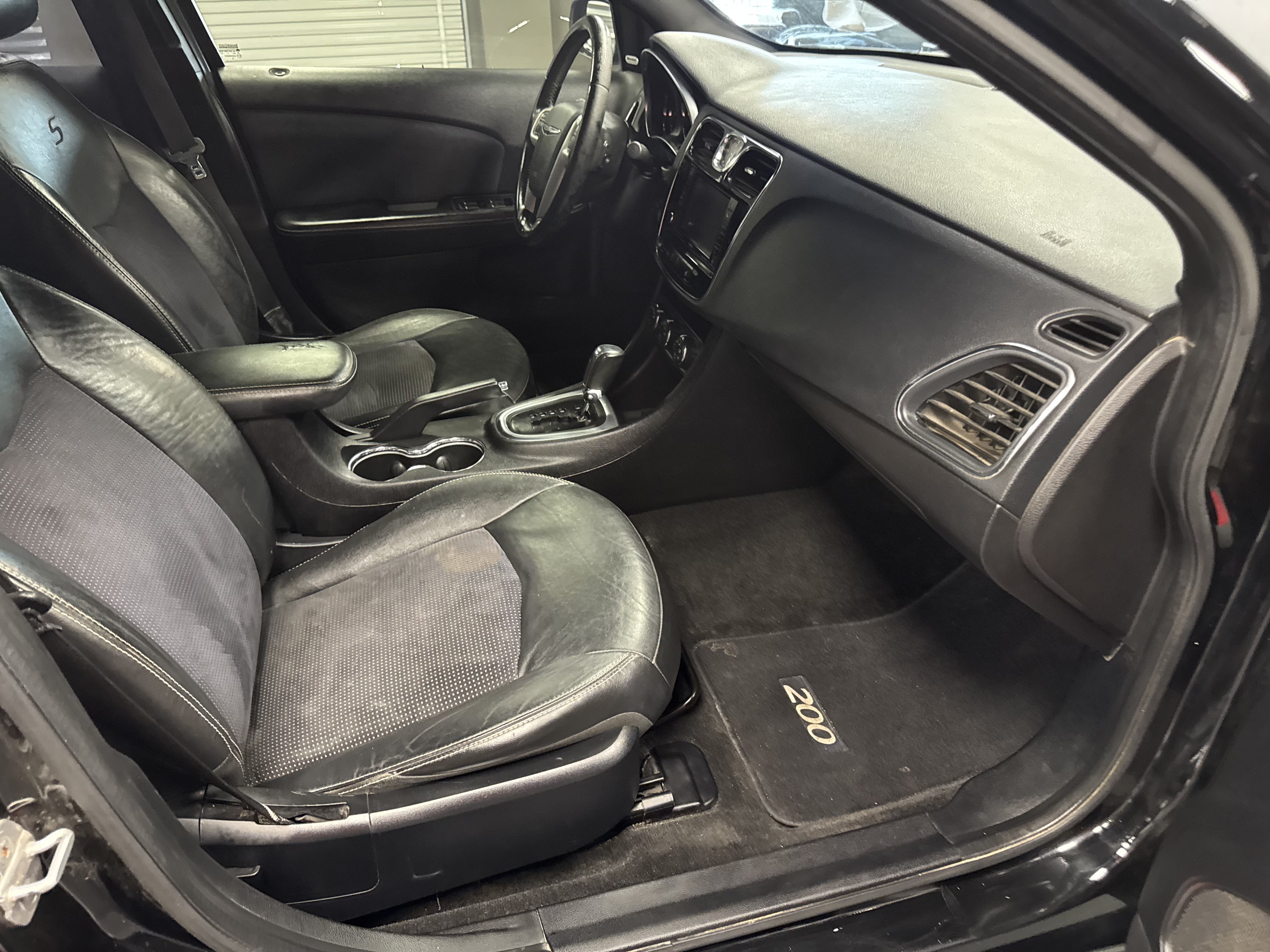 Used 2011 Chrysler 200 S FWD image 7