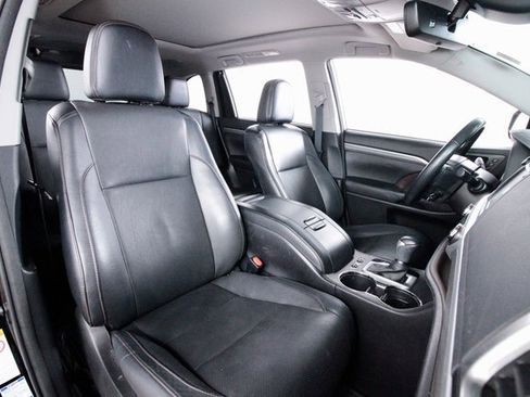 Used 2017 Toyota Highlander Limited image 25